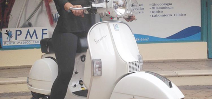 A Nashla Bogaert ahora le ha dado con andar en «Blanquita», su vespa…