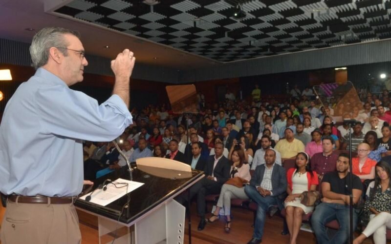 Luis Abinader dice jóvenes RD no rechazan a políticos corruptos e incoherentes, no la política