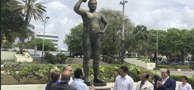 (Video) Jack Veneno agradeciendo emocionado estatua en su honor en el Parque Eugenio María de Hostos