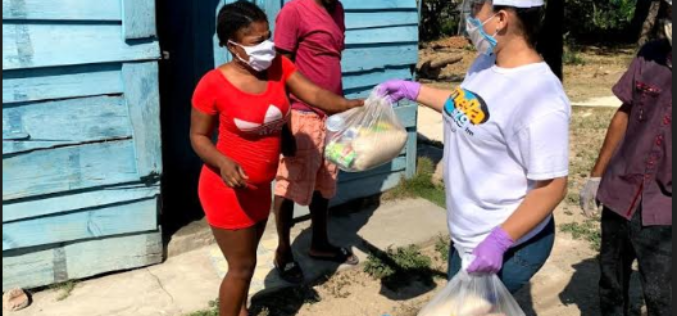 (Video) Jennifer Marchena, del Movimiento Camisas Mangas Cortas, reparte ayuda de alimentos cumpliendo protocolo protección por coronavirus