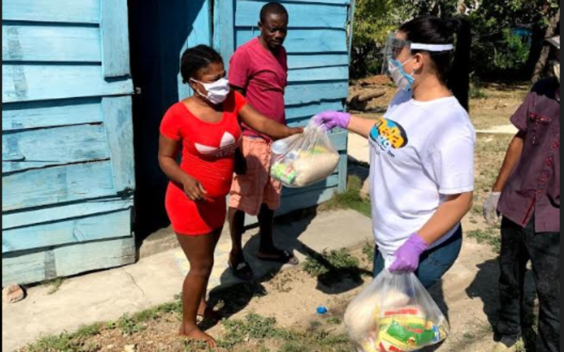 (Video) Jennifer Marchena, del Movimiento Camisas Mangas Cortas, reparte ayuda de alimentos cumpliendo protocolo protección por coronavirus