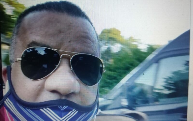 (Video) Vidal Cedeño se acostaba a las 6 de la mañana por las giras de artistas; ahora se levanta a esa hora para atender su supermercado