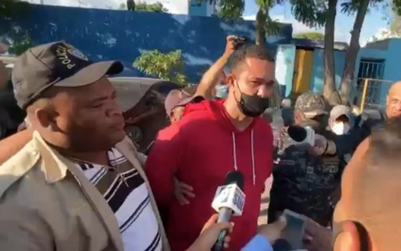 Ministerio de Interior y Policía incauta pistola de El Abusador de Baní y cancela de por vida su licencia para armas de fuego