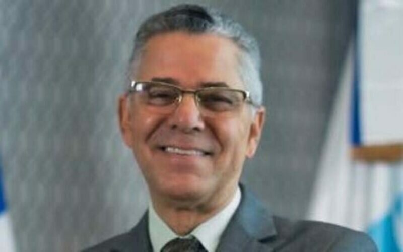 Manuel Jiménez saca parte de su ocupado tiempo como alcalde para escribir un libro: «La verdadera historia de «Derroche» y otras quinientas»