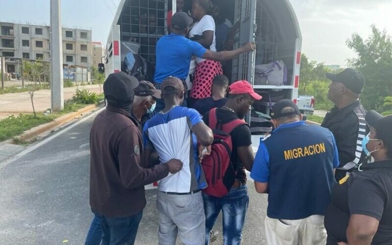 Venden visas de RD en Haití con consulados cerrados y a haitianos ilegales los bajan de «la camiona» y los dejan en el país si se «cantean» con unos pesos